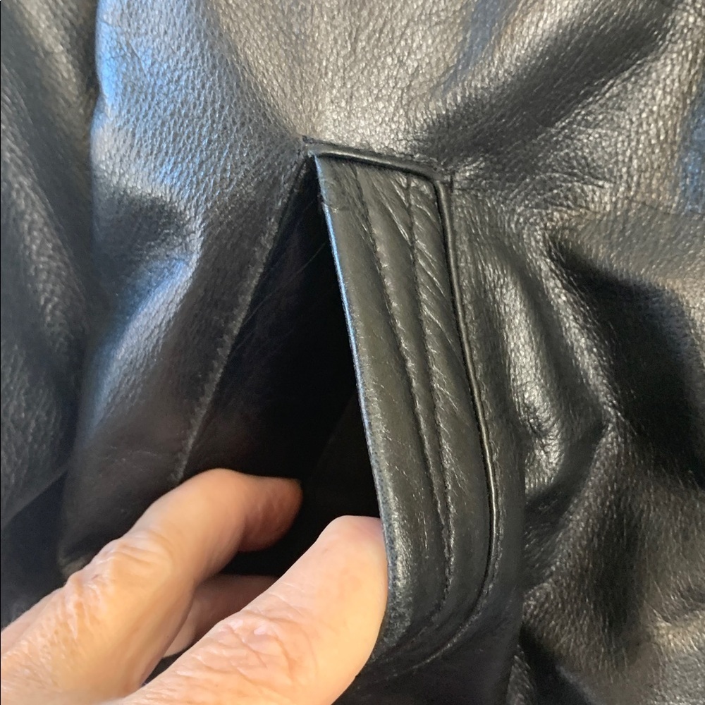 Danier Women’s Black Leather Motorcycle Jacket, Pockets, Adjustable Waist - Picture 6 of 17